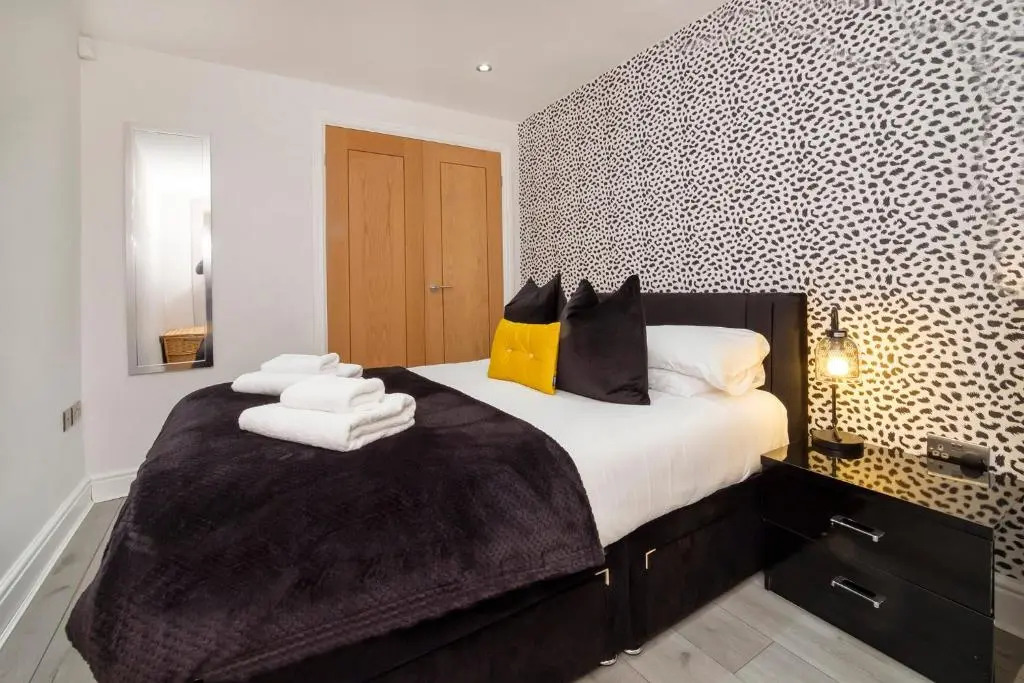 Apartment 1 the Keyes- Stylish & Spacious Apartment with Free Parking