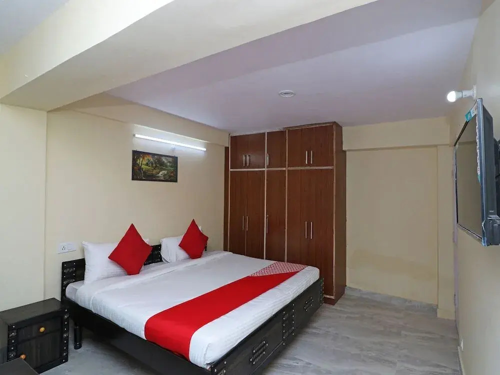 OYO Home 13520 Comfortable 2RK