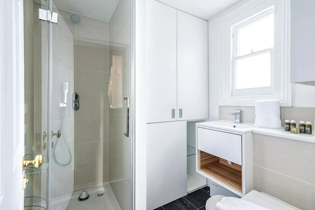 Cozy and Spacious Kensington Maisonette
