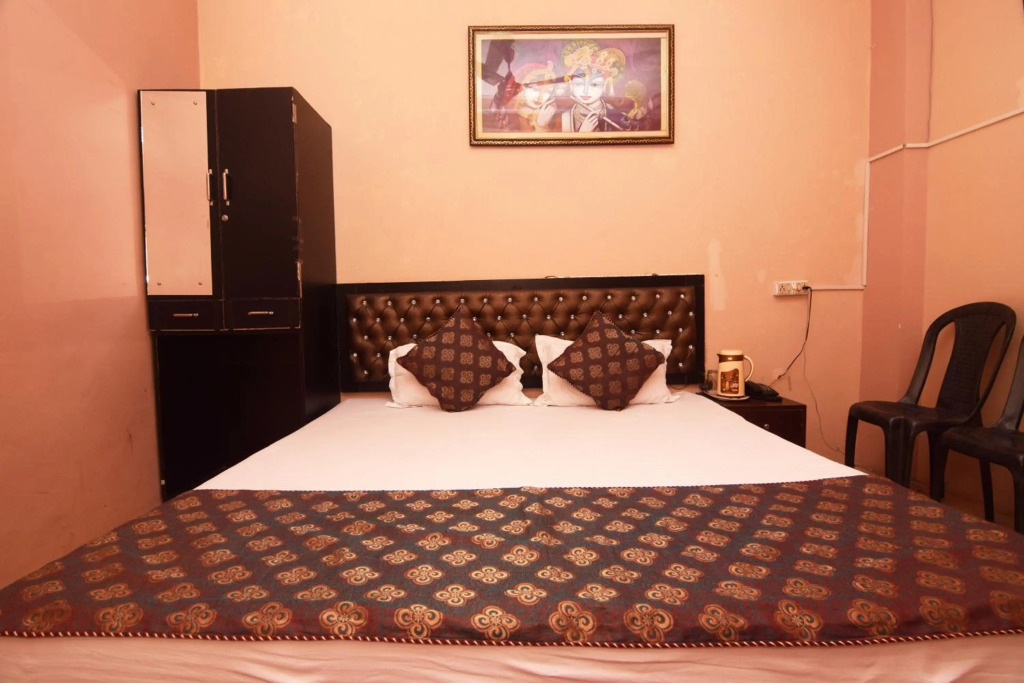 DS Residency-Near Varanasi Jn Railway station N Temples-Parking-Free Wi-Fi