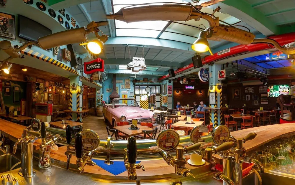 Retro hotel Garage
