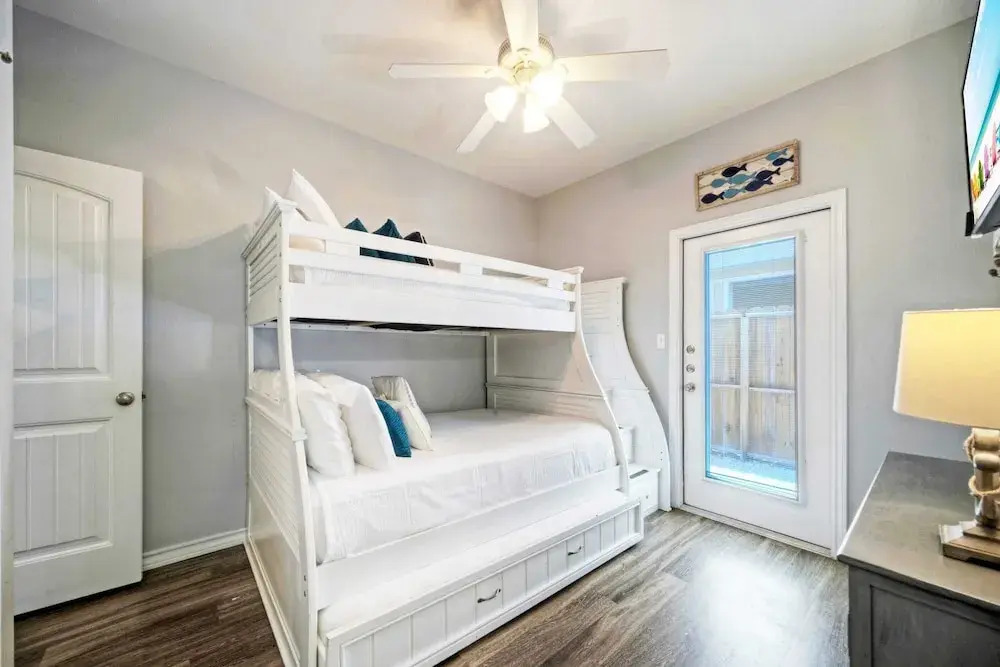 Walk to Beach Shared Pool Access, Golf Cart Zone Carpe Beach Bum by Avantstay