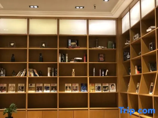 Vienna Hotel Zhengzhou University New Campus Wutong Street Metro Station Store