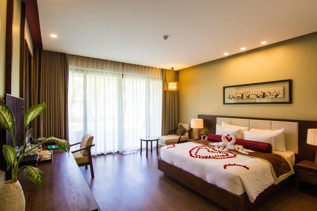Huong Phong Ho Coc Beach Resort