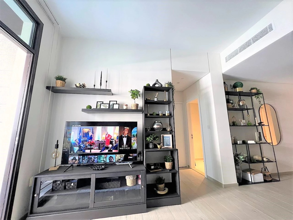 Spacious 1 bedroom with balcony in Wilton Terraces