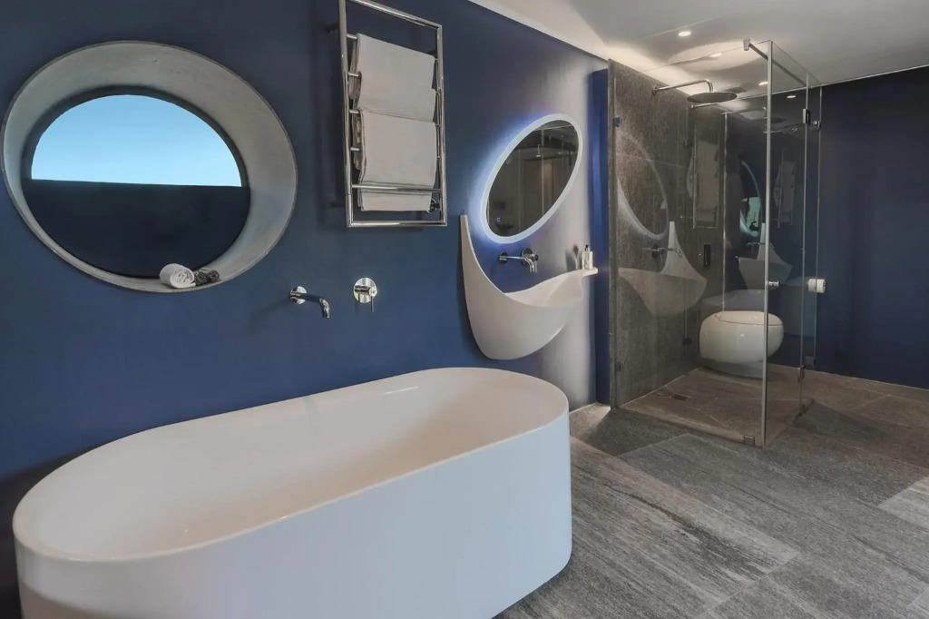 17 Marine Hermanus, Apartment 103 with private Hot Tub