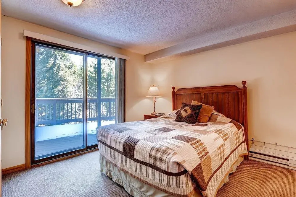 Perfect Mountain Retreat/3br -fireplace, Kids Ski Free 3 Bedroom Condo by RedAwning