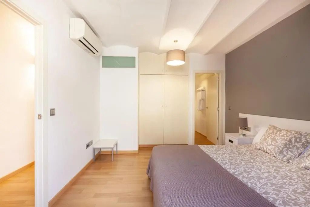 Beautiful Apartment in Abat Street by Batuecas