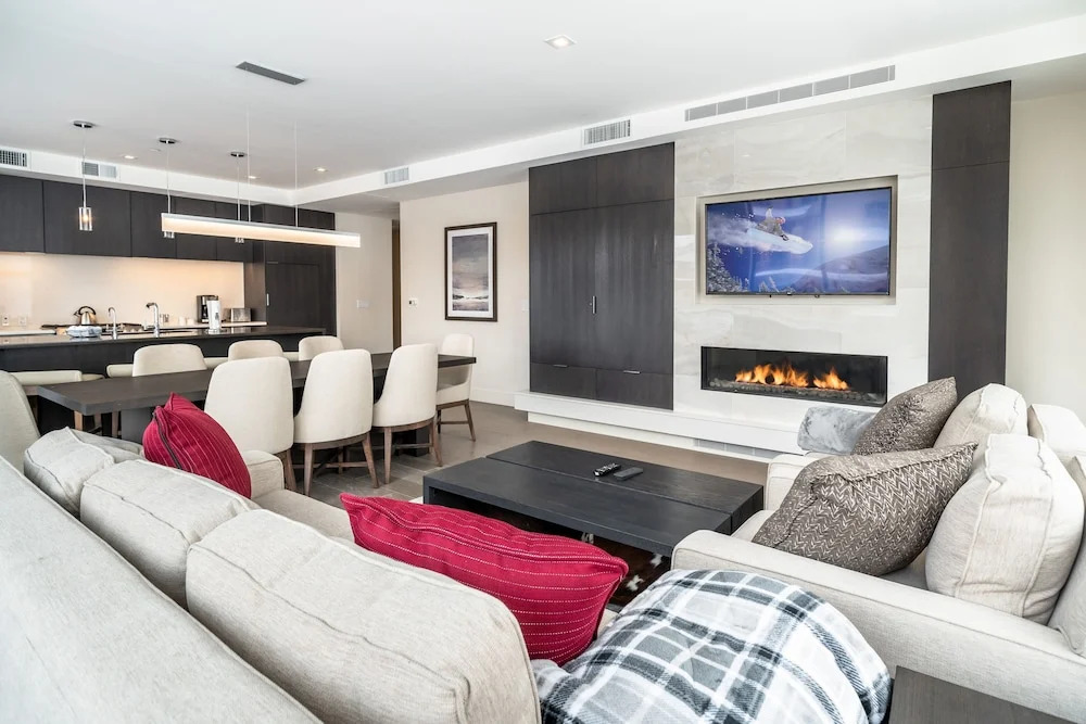 New Listing! Designer Ski-in/ski-out W/ Pool & Gym 3 Bedroom Condo