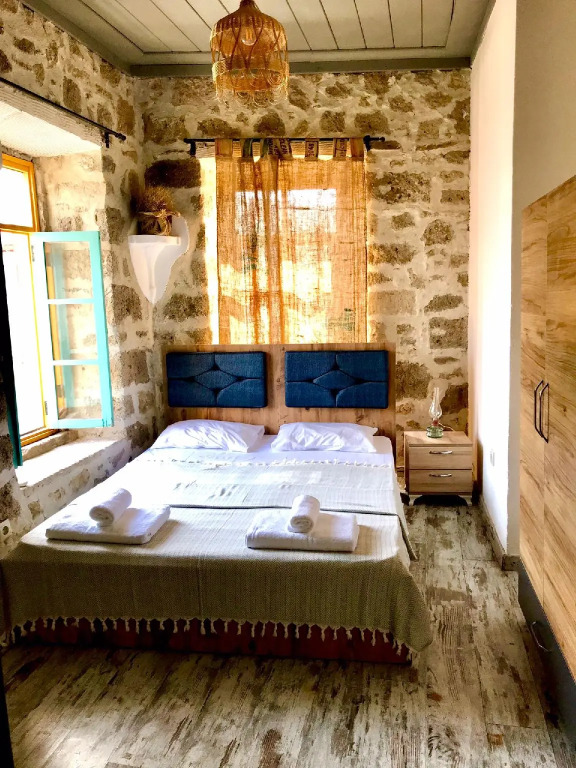 +4 Stone House