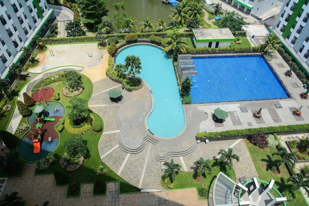 Parquette Studio Green Lake Apartment near Ciputat By Travelio