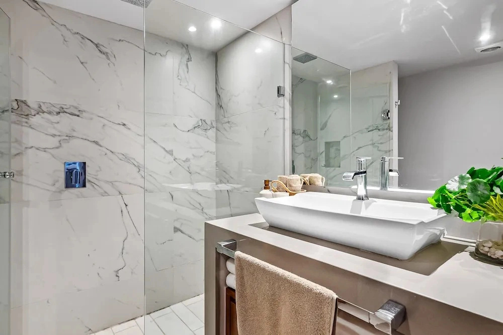 Luxury Apartment With Infinity Pool, Ocean Views, Balcony & Easy Downtown Access