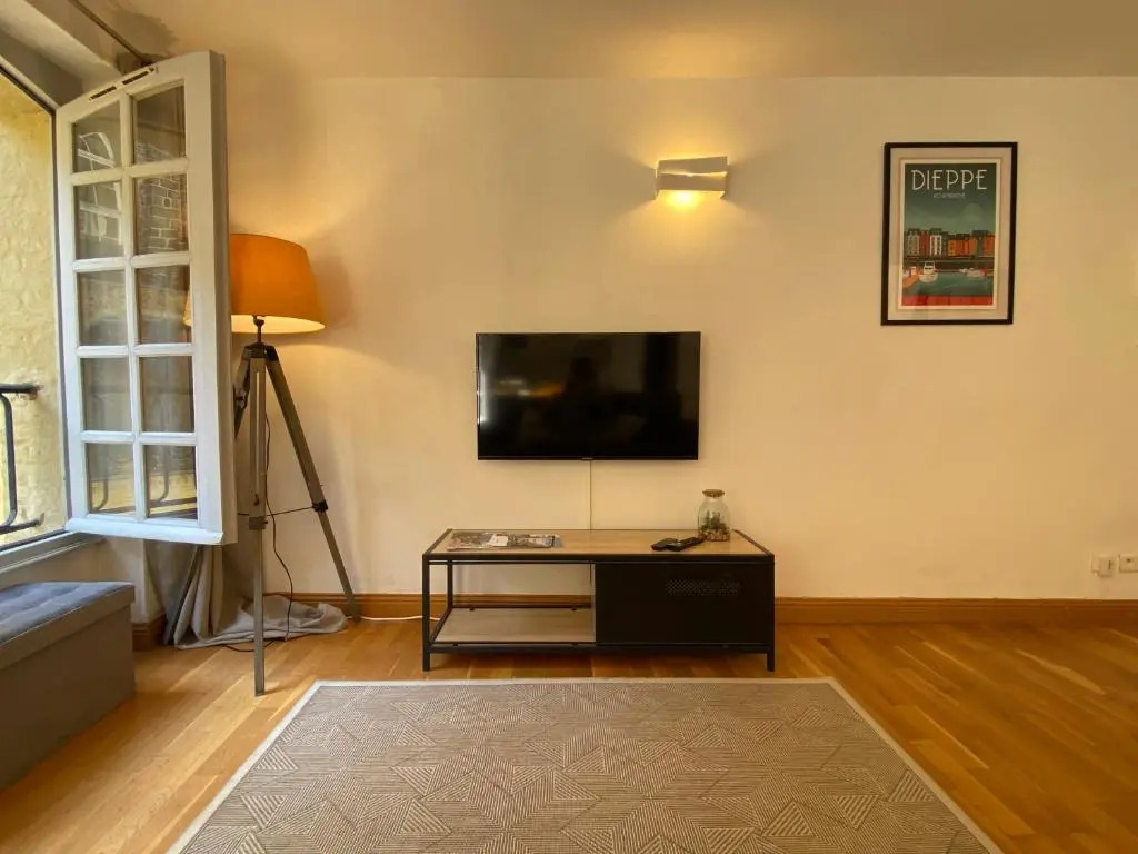 Beau studio cosy calme en face du port sur le quai