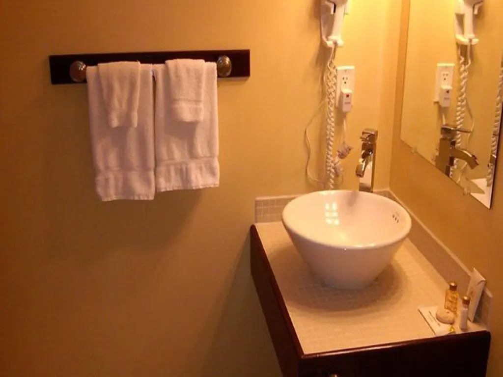 Grenfell Heritage Hotel & Suites