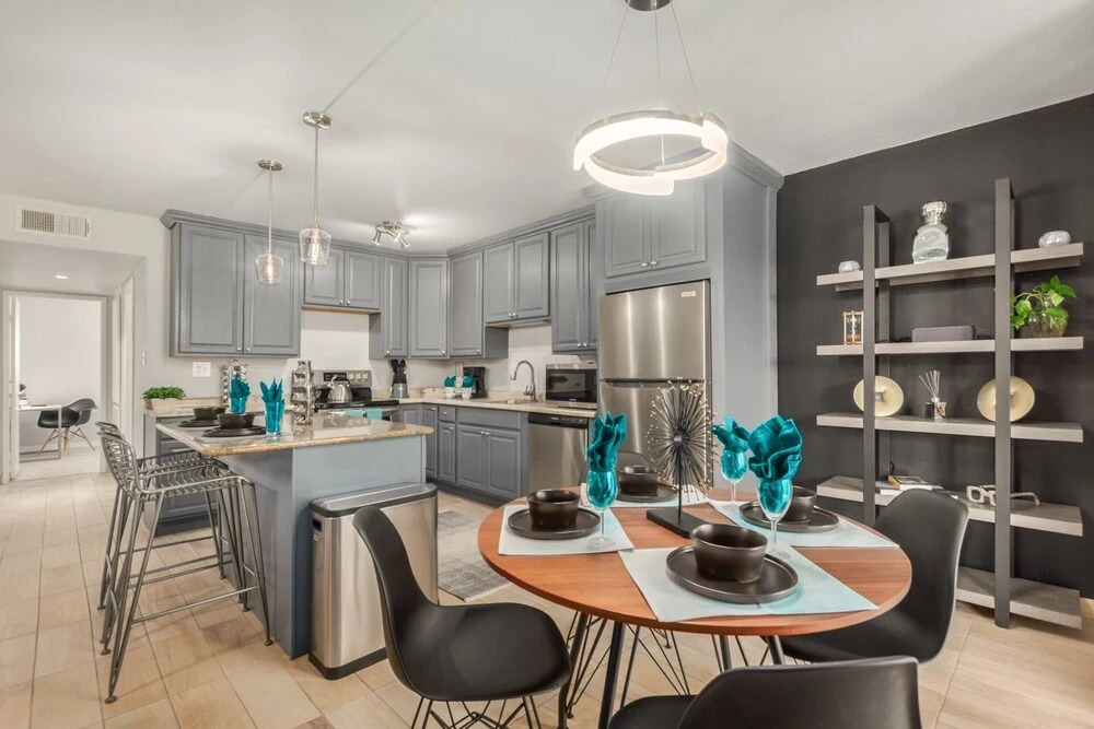 Thomas N6 Phoenix 2 Bedroom Condo by Redawning