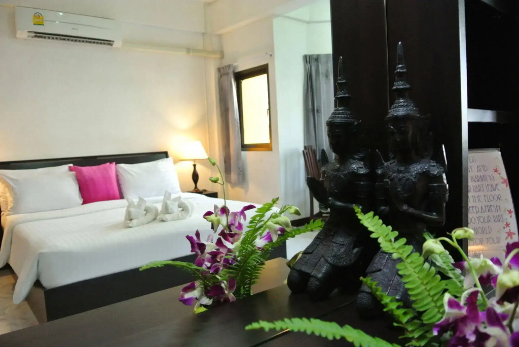 Karon Sunshine Guesthouse & Bar