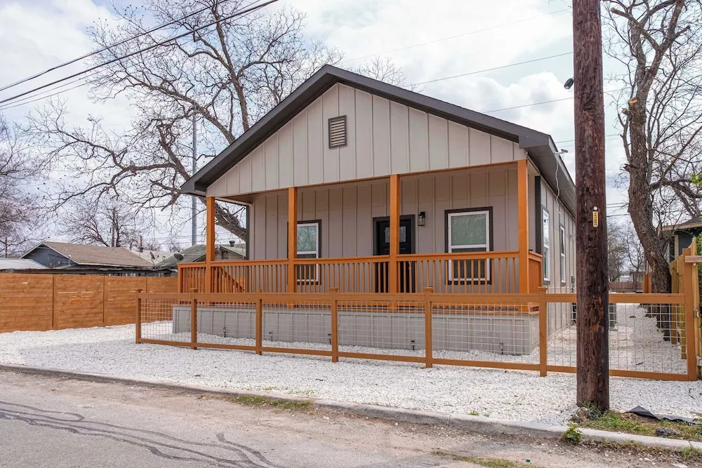 Perfect 2BR 2BA Base Clean Modern Near Downtown