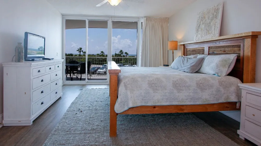 Renovated Three Bedroom - Unit Crb0211