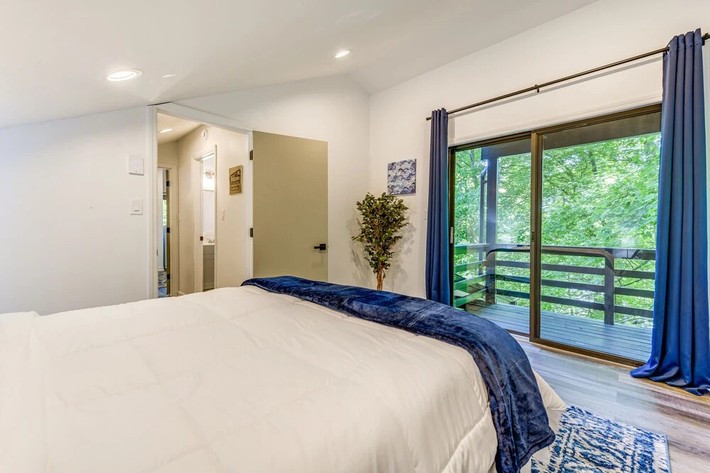 Modern Waynesville Cabin ~ 9 Mi to Lake Junaluska!