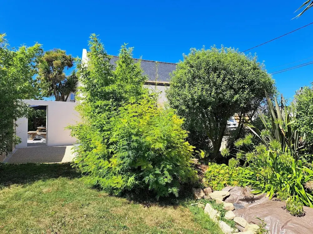 Holiday Home in Cleder Near Les Amiets Beach