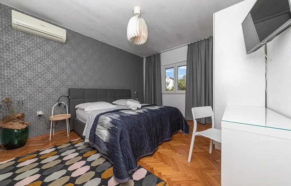 Amazing Home in Okrug Donji with WiFi, 5 Bedrooms & Hot Tub