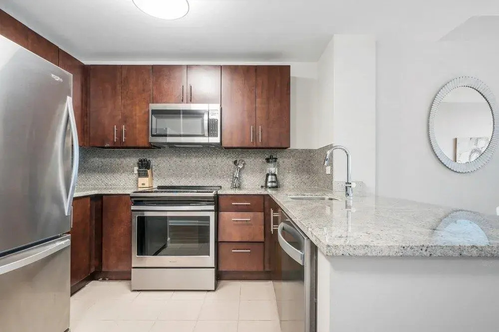 Bluebird Suites near PATH