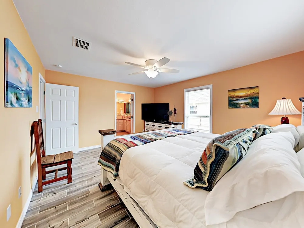 Royal Palm Home 3 Bedrooms 2 Bathrooms Home