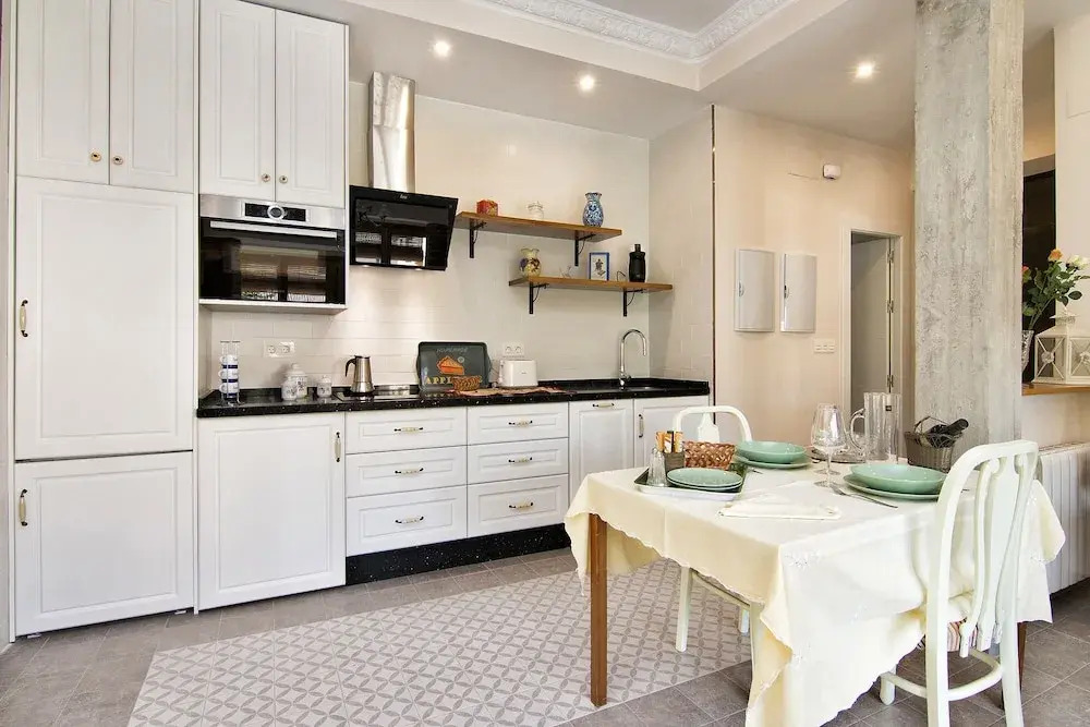 Bright & Elegant City Centre 3 BR Apart