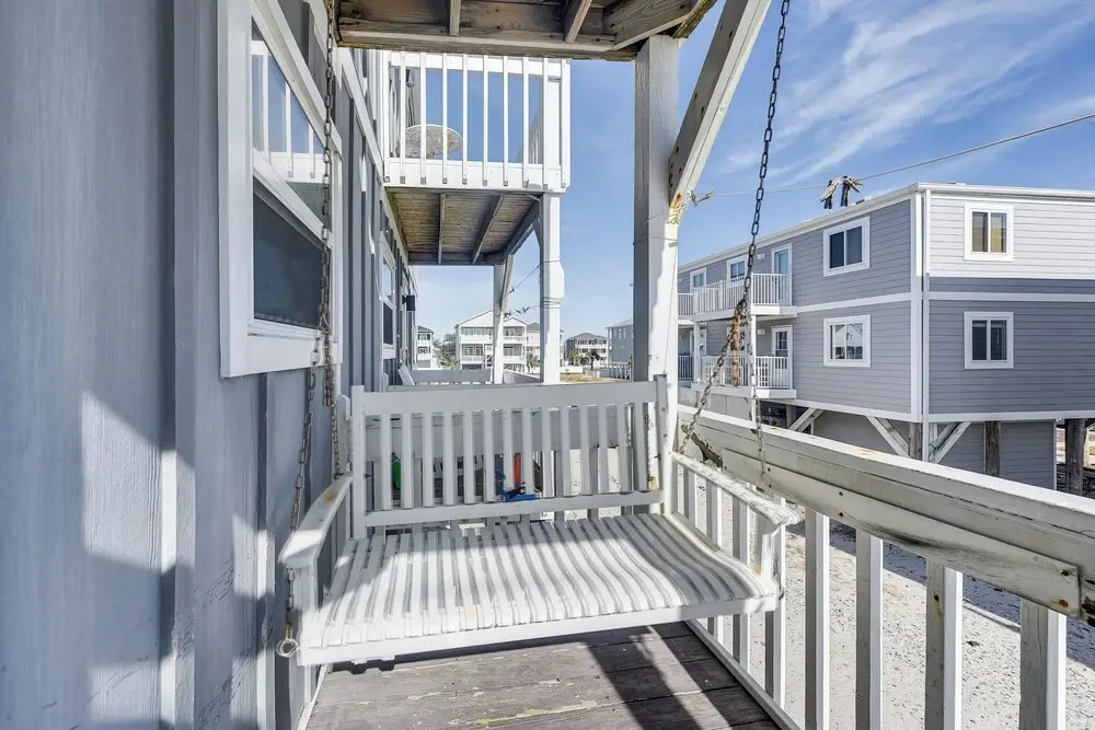 Ocean Isle Beach Condo w/ Balcony: Steps to Shore!
