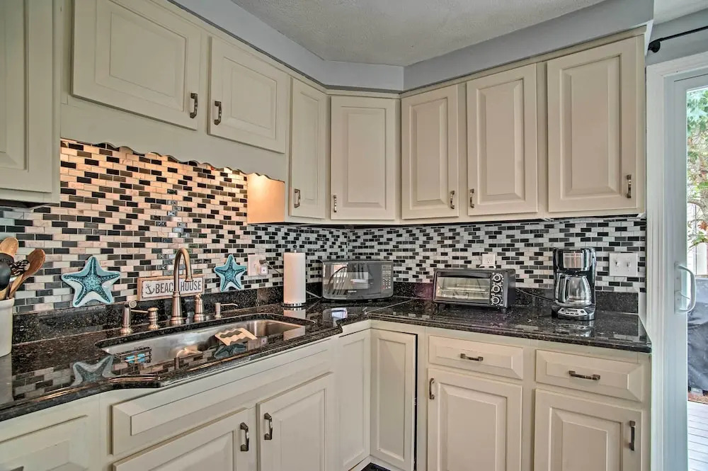Walk to Beach: Quaint Dennis Home w/ Deck + Grill!