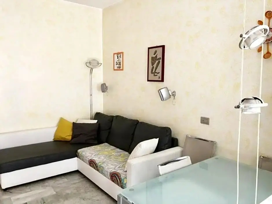 Impeccable bnb in Milan next to M1 metro 10 mins away from duomo Wi-Fi feel like home