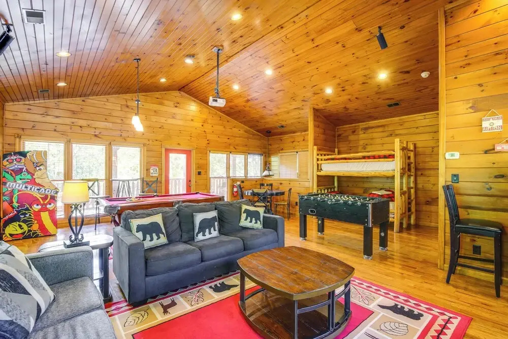 Cabin w/ Pool Access ~ 3 Mi to Downtown Gatlinburg