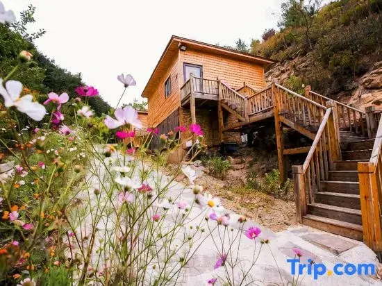 Wuling Mountain's Shouyuzirangjingba Guesthouse
