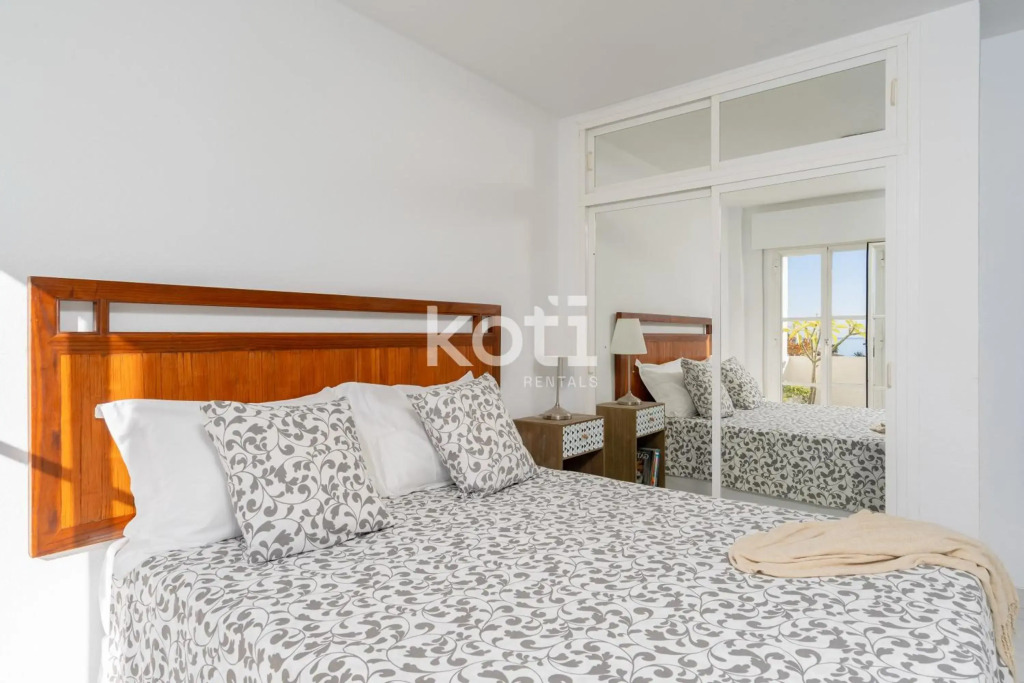 Lovely Loft with swimming pool and sea views Koti Rentals