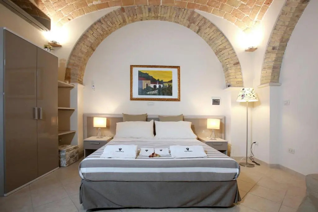 Victoria Royal Apartments & Rooms