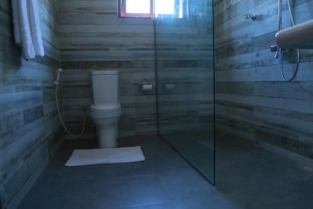 The villa has 6 bedrooms, 1 bathroom, a flat-screen Tv with satellite channels,