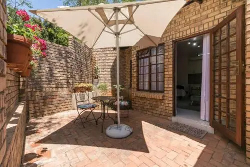 Retro Chic Bachelor Unit 3km to Menlyn