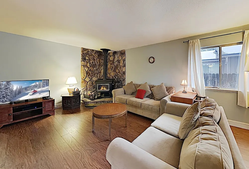 828 Alameda Ave Home - 3 Br home by RedAwning