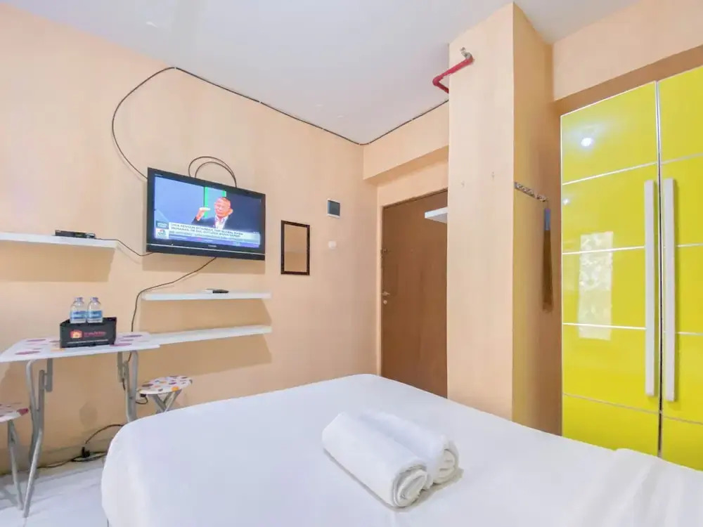 Spacious Studio Apartment at Gateway Ahmad Yani Cicadas by Travelio