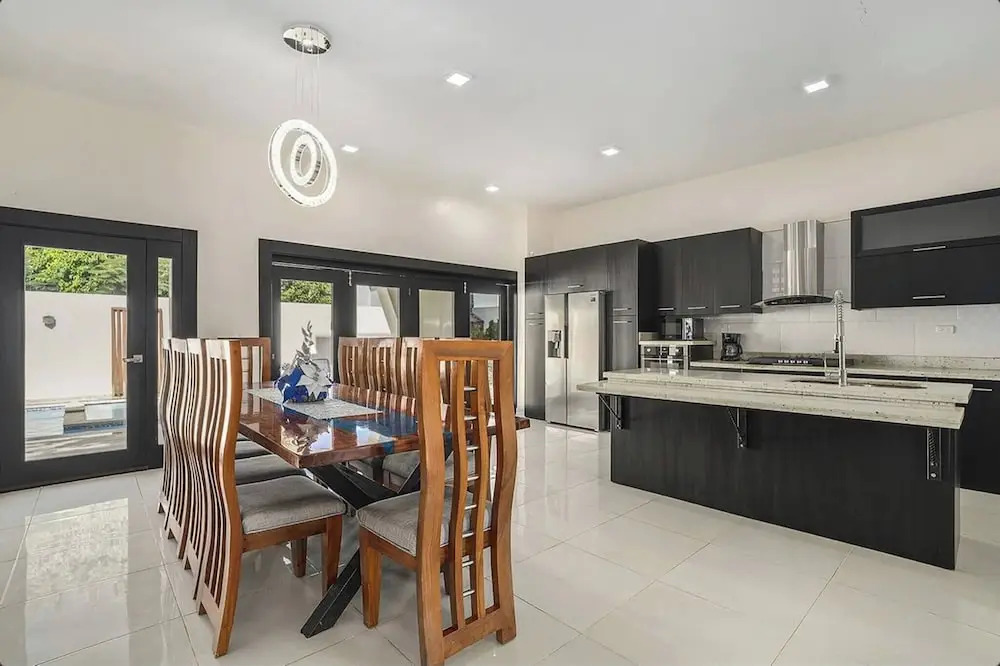 Luxurious Bright and Stylish, 7 Bedroom Villa