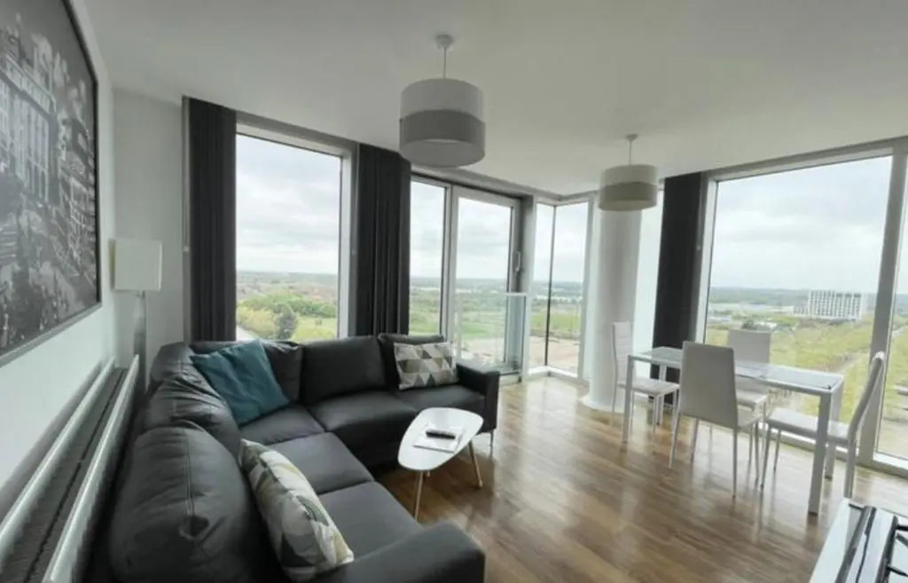 City Centre 2 Bedroom 2 Bathroom Apartment with Free Parking, Super-Fast Wifi and Smart TV with SkyTV