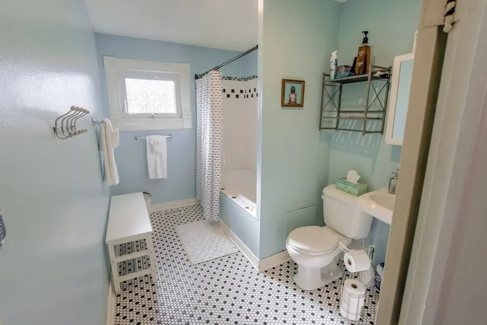 Pet Friendly 1900 Classic 3 Bedroom Value