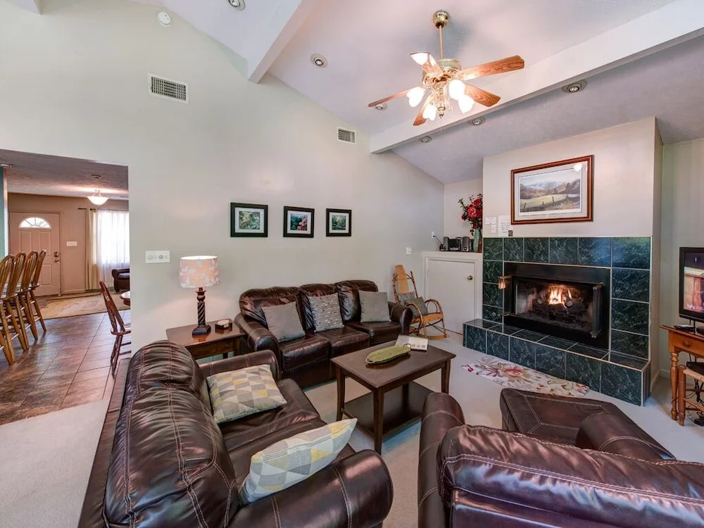 River Cottage 3 Bedroom Downtown Home with Hot Tub
