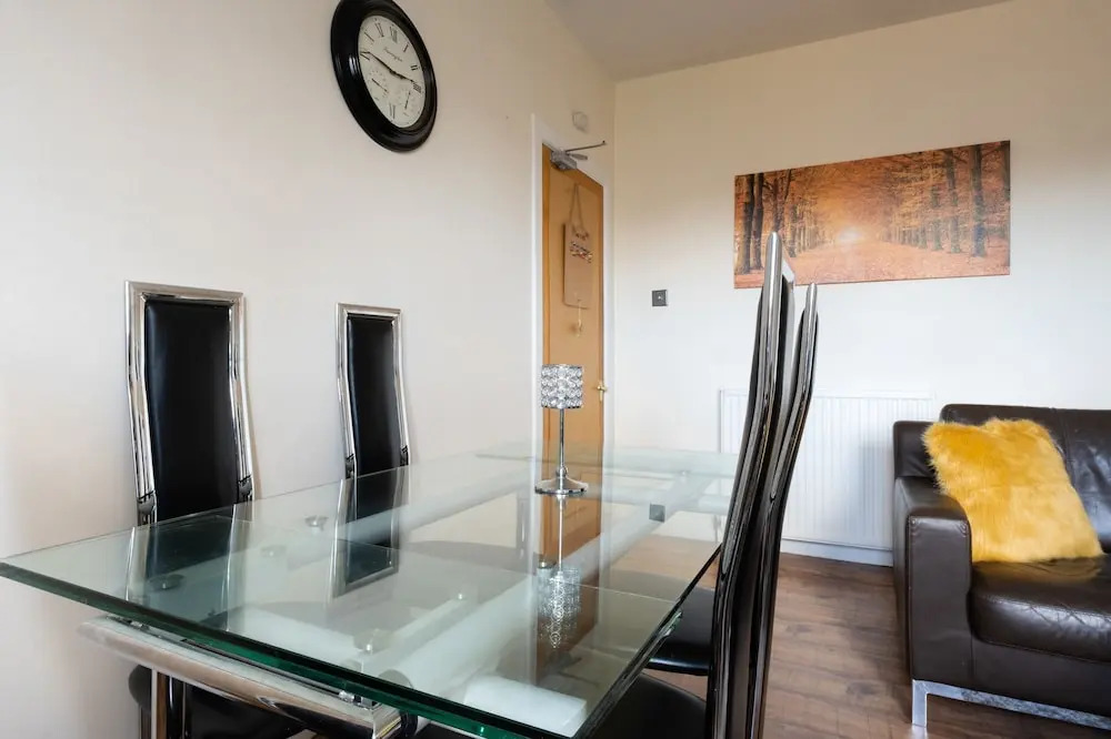 Novelty Suites - Roslin Street