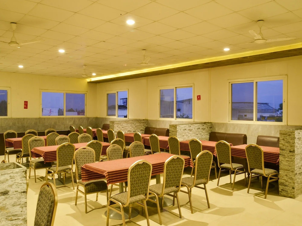 OYO 4448 Hotel Suresh Plaza