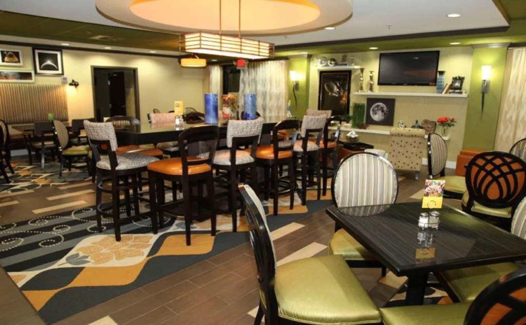 Holiday Inn Express & Suites - Huntsville Airport by IHG