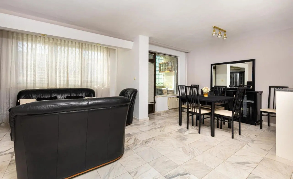 Spacious 2-Bedroom Maisonette in City Centre