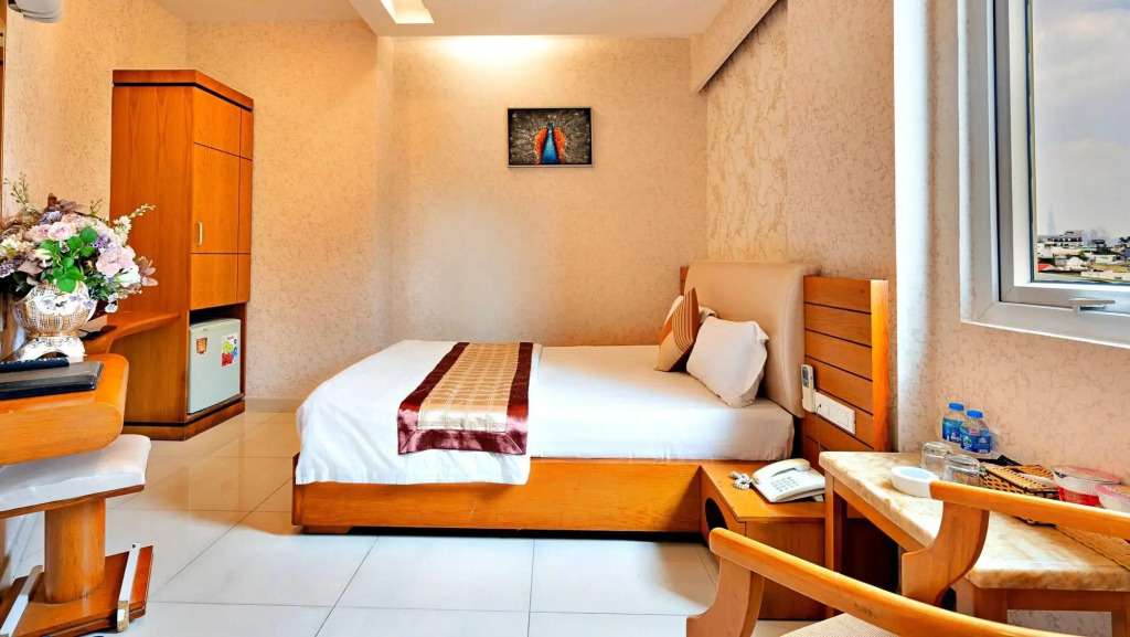 S79 Happy Hotel