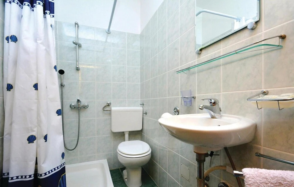 Beautiful Home in Lokva Rogoznica With Wifi and 4 Bedrooms