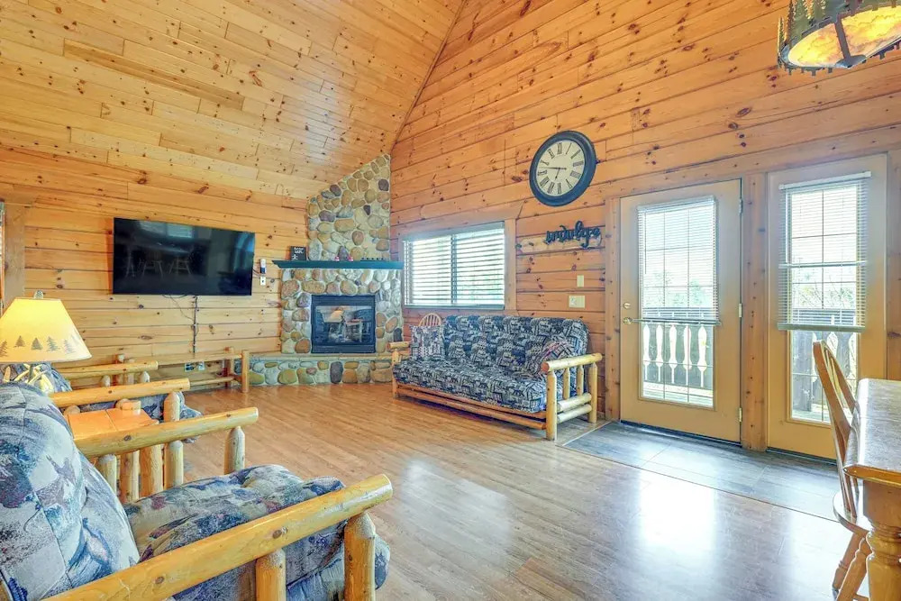 Resort Cabin w/ Lake Access in Central Warrens!